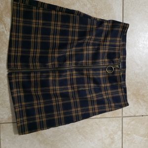 Forever 21 plad skirt witb front zipper